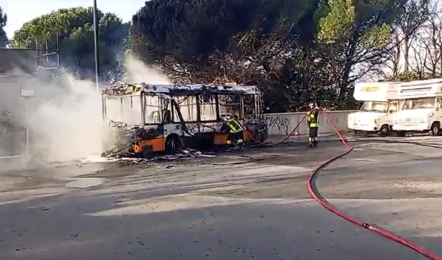 Genova, autobus prende fuoco sulle alture di Sampierdarena