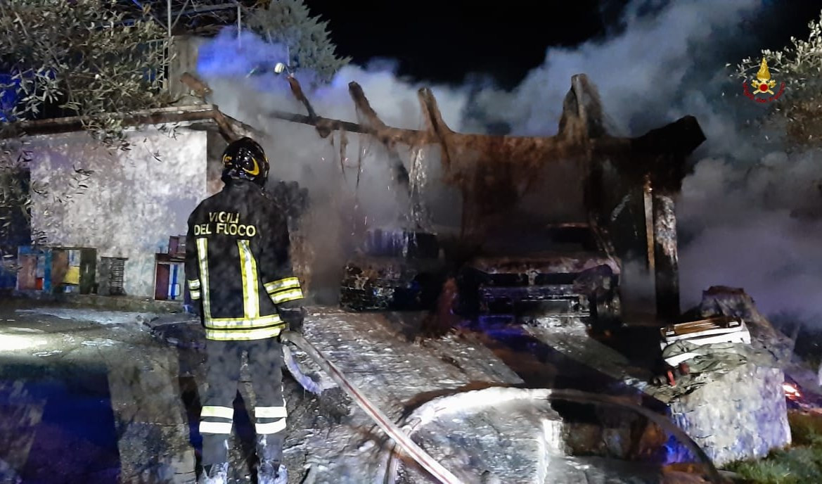 Bolano, incendio distrugge due auto: fiamme spente con la 'schiuma'