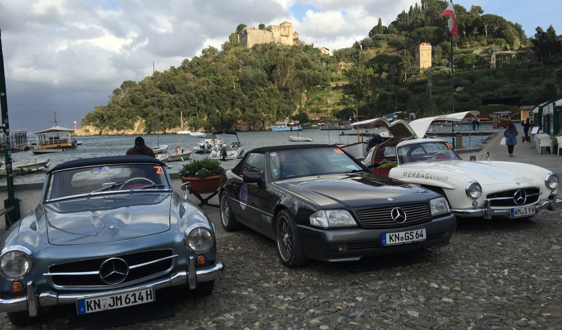 Auto d'epoca in piazzetta a Portofino, tappa della Milano-Sanremo