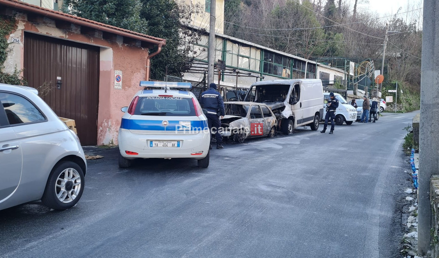 Genova, due auto e un furgone in fiamme a Fontanegli