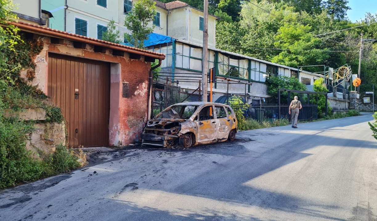 Genova, ancora due auto a fuoco davanti a ristorante di Fontanegli