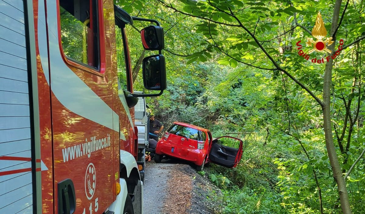 Auto fuori strada a Borzonasca, occupanti illese in fondo al pendio