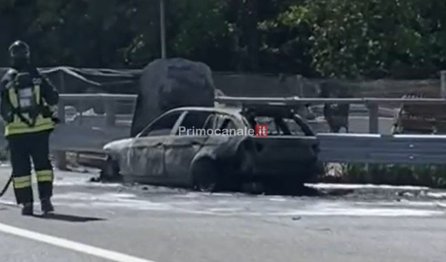 Caos autostrade, auto e rimorchio di un camion a fuoco in A10