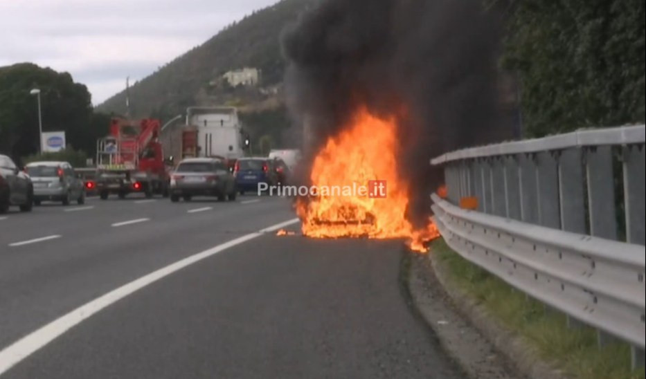 Caos autostrade, camion in fiamme in A12: tra Chiavari e Rapallo