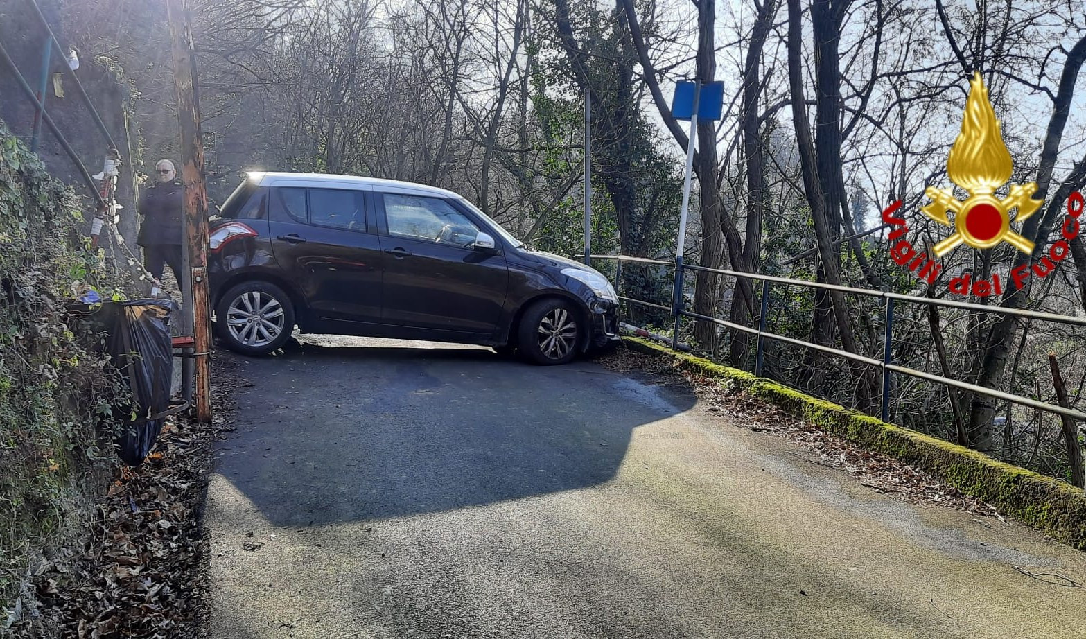 Genova, auto si incastra mentre fa manovra sopra a Bolzaneto