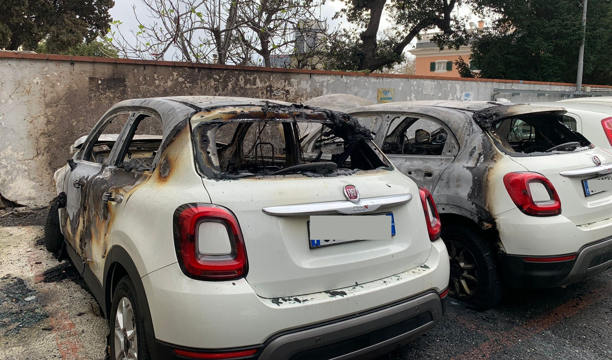 Genova, auto incendiate dagli anarchici: telecamere ne riprendono uno