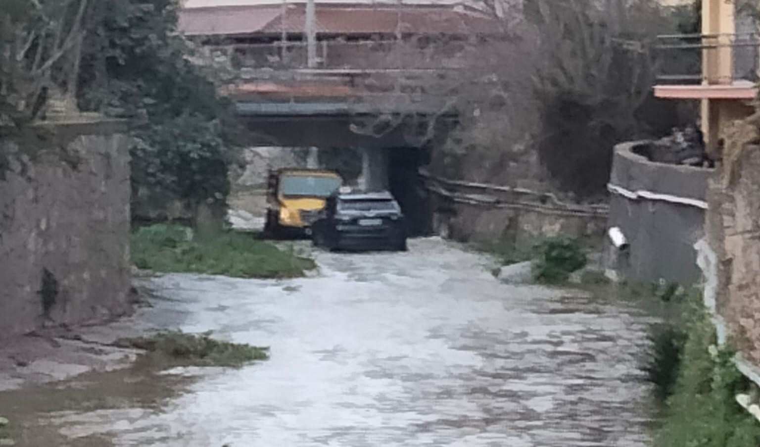 Quando alla guida non manca la fantasia: automobilista soccorso nell'alveo del fiume