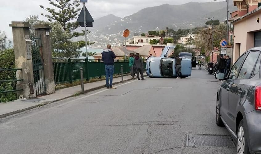 Genova, auto si ribalta sull'Aurelia: donna illesa
