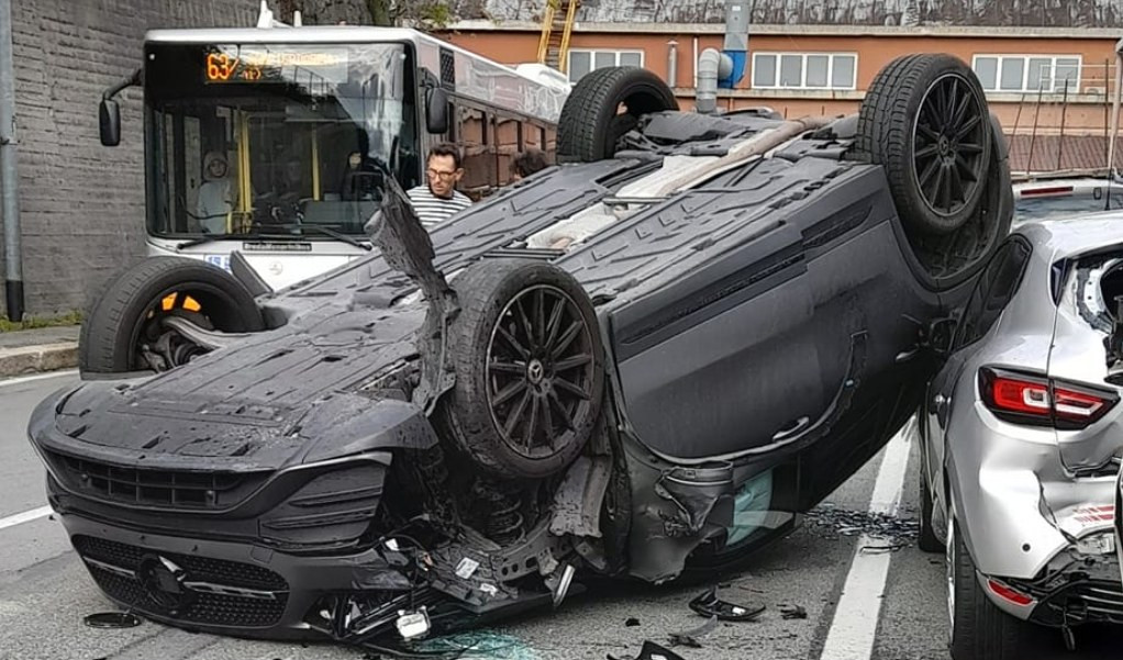 Genova, auto si ribalta in corso Perrone: mamma e figlie estratte da operai Ansaldo