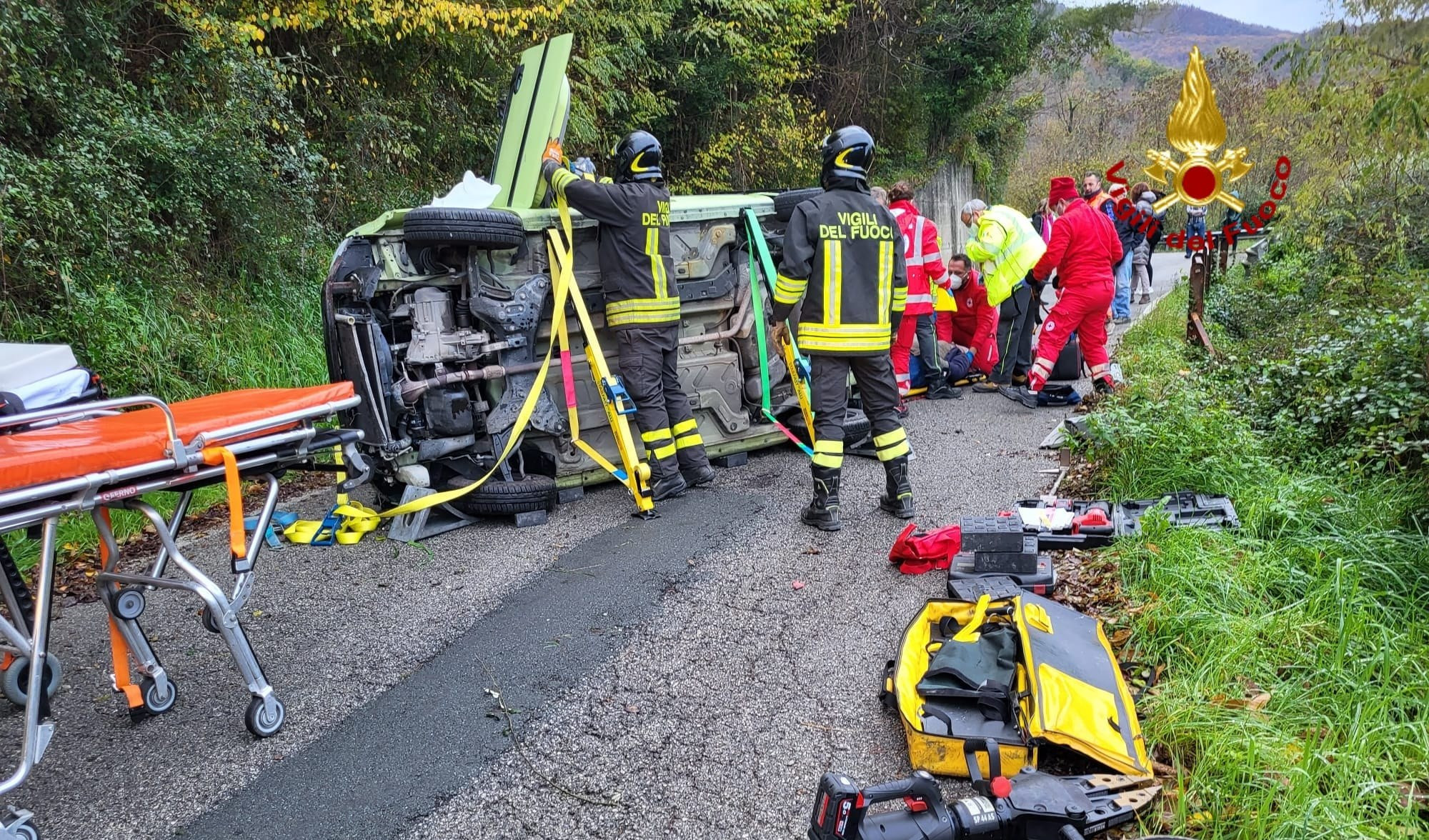 Mezzanego, auto cappottata sulla provinciale: due feriti