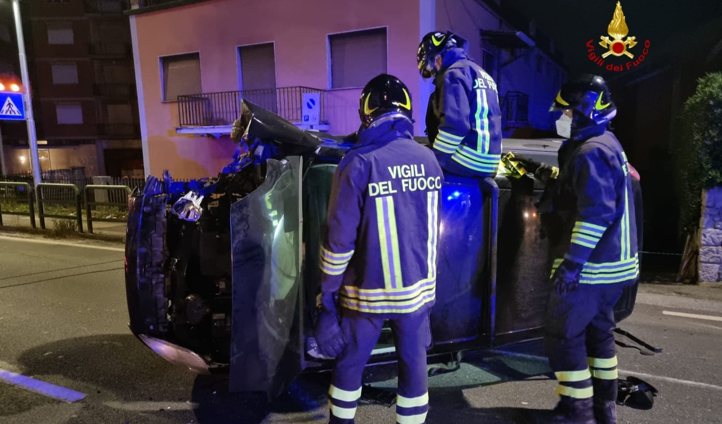 Genova, auto si ribalta in corso Europa: ragazza all'ospedale