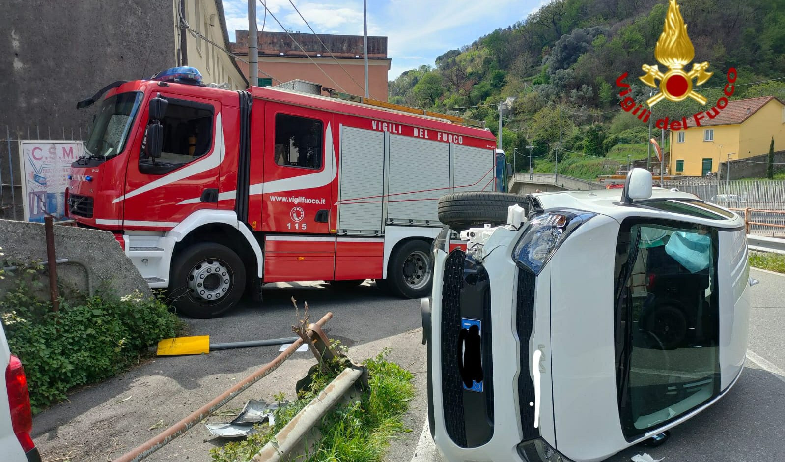 Statale del Turchino, donna si ribalta con l'auto