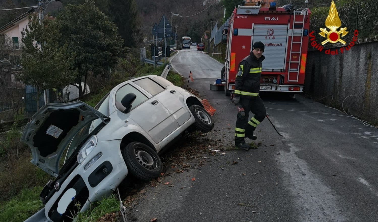 Auto in bilico sul pendio: l'intervento a Sant'Olcese