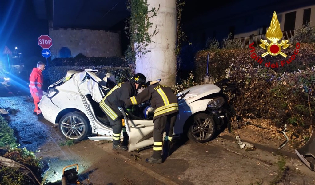 Tragedia sull'Aurelia, auto contro pilone: morti due giovani