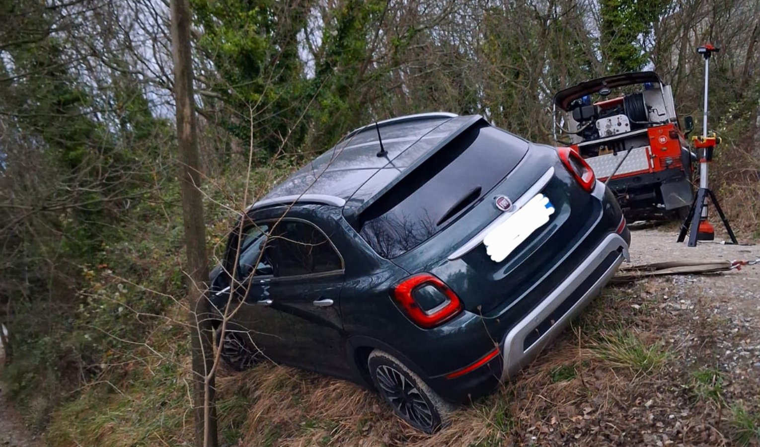 Manovra sbagliata e l'auto resta in bilico al forte Sperone