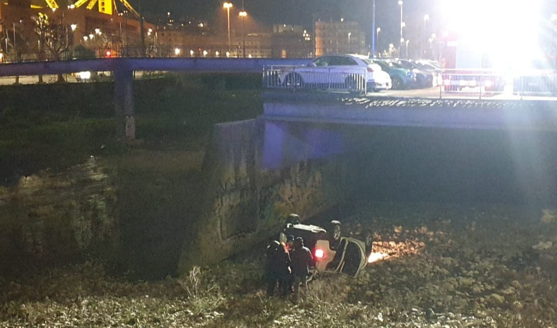 Genova, drammatica retromarcia: auto finisce nel Bisagno, tre feriti lievi