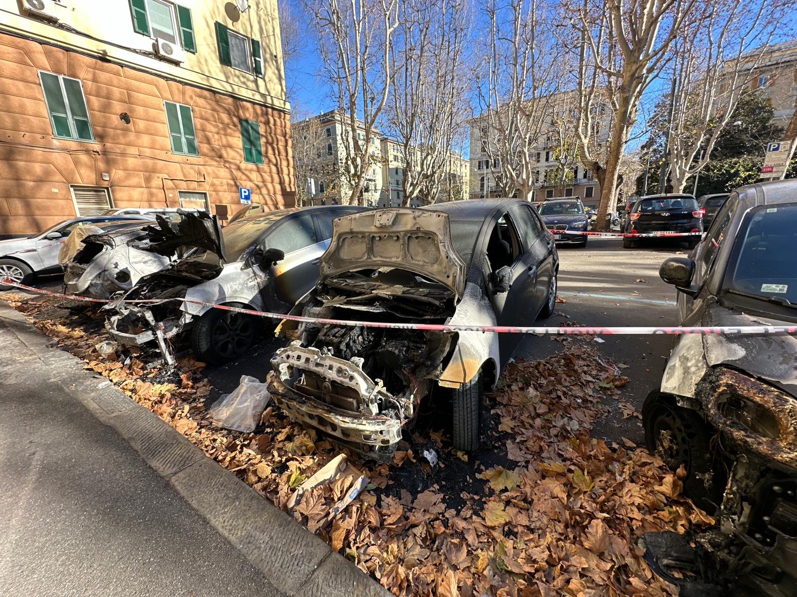 Appicca altro fuoco, arrestato clochard che bruciò auto alla Foce