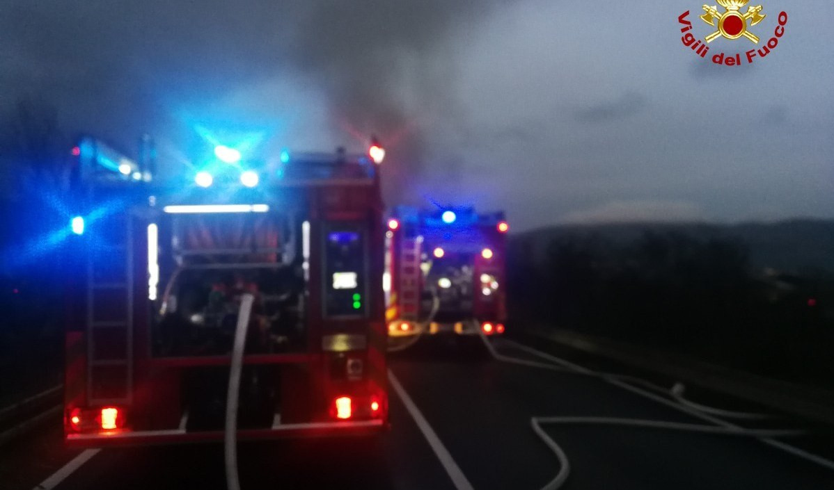 Vezzano Ligure: bus in fiamme sulla strada statale  330 