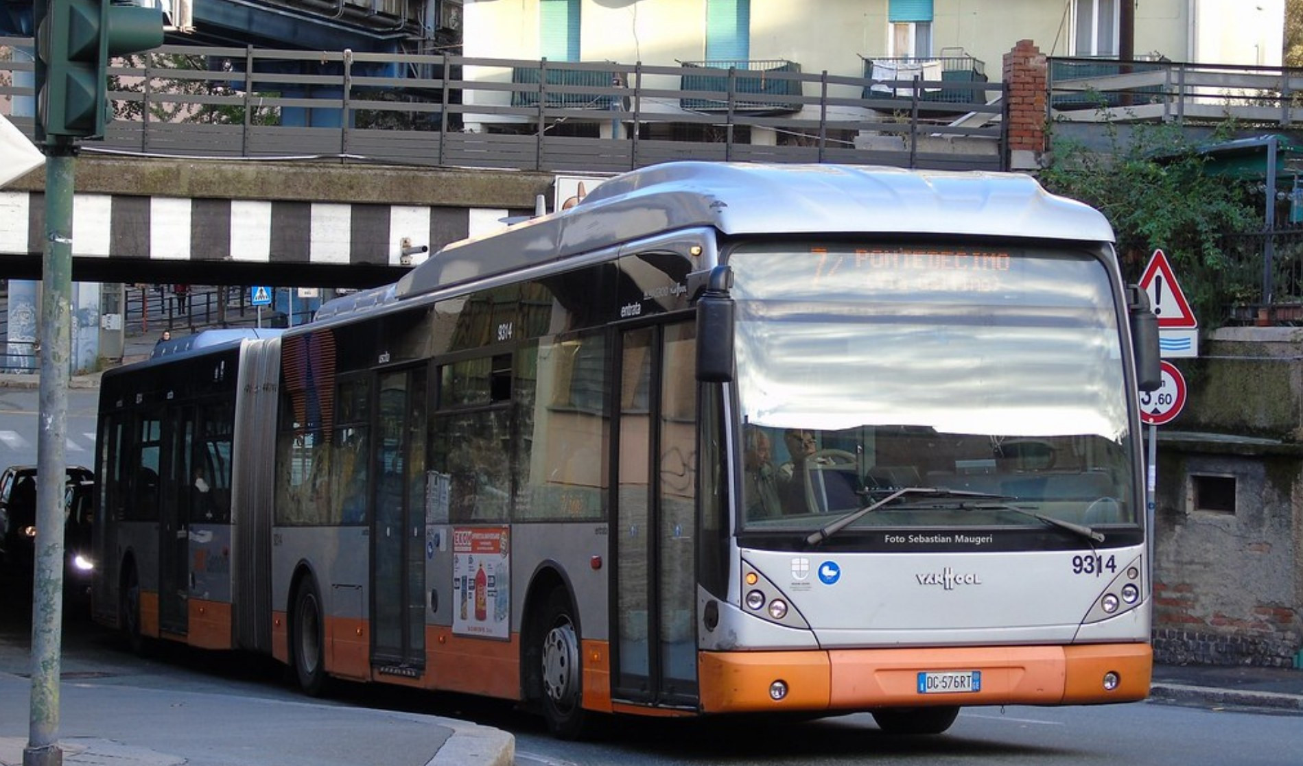 Genova, autobus gira e colpisce tre moto al semaforo