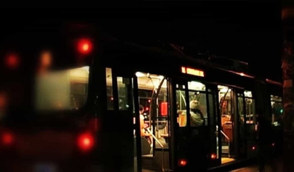 Giovane colpito con una bottigliata e rapinato sul bus della notte