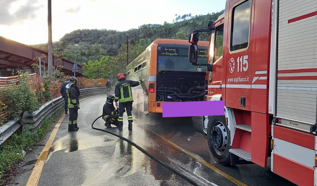 Fiamme dal vano motore di un autobus, pompiere fuori servizio spegne l'incendio