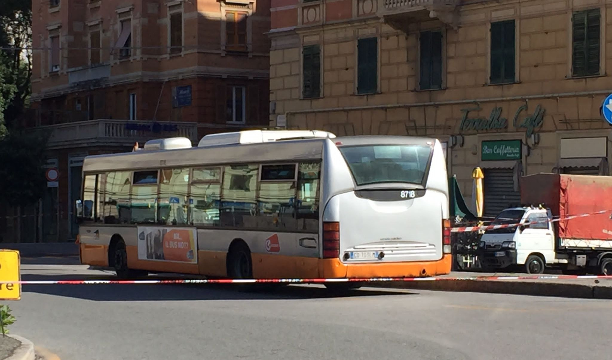 Genova, deruba anziano invalido sul bus e usa il suo bancomat: arrestato