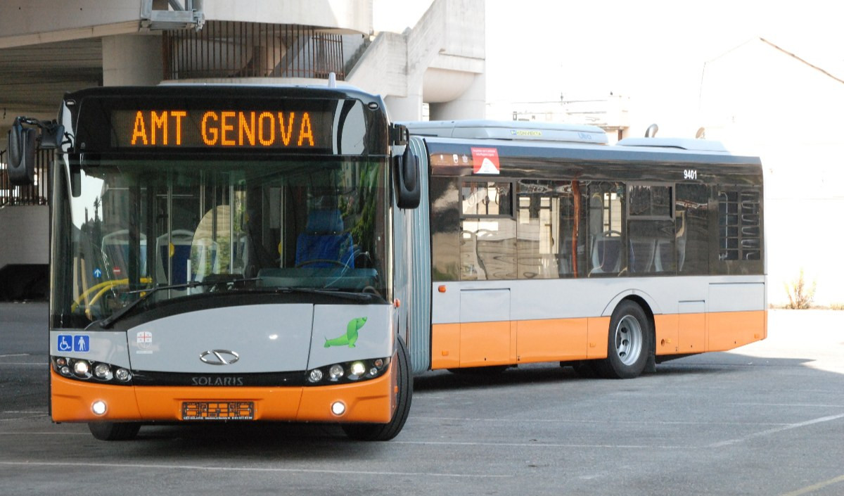 Genova, coppia di ubriachi sul bus minacciano i passeggeri
