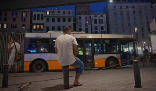 Genova, in dieci aggrediscono giovane su autobus per rubargli il telefono