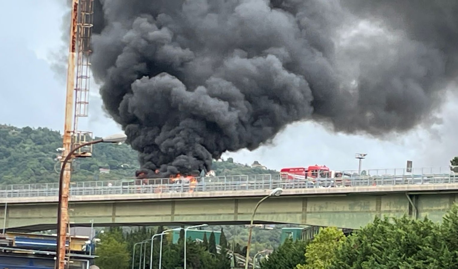 La Spezia, autobus vuoto prende fuoco: l'autista si mette in salvo