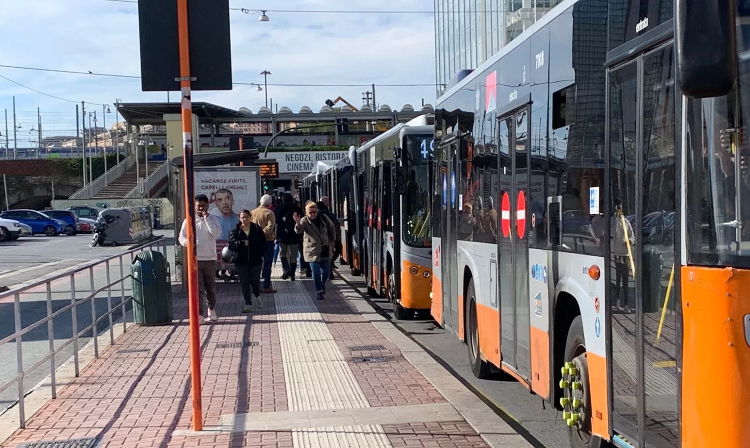 Litiga con i passeggeri e minaccia l'autista: paura sull'autobus a Genova