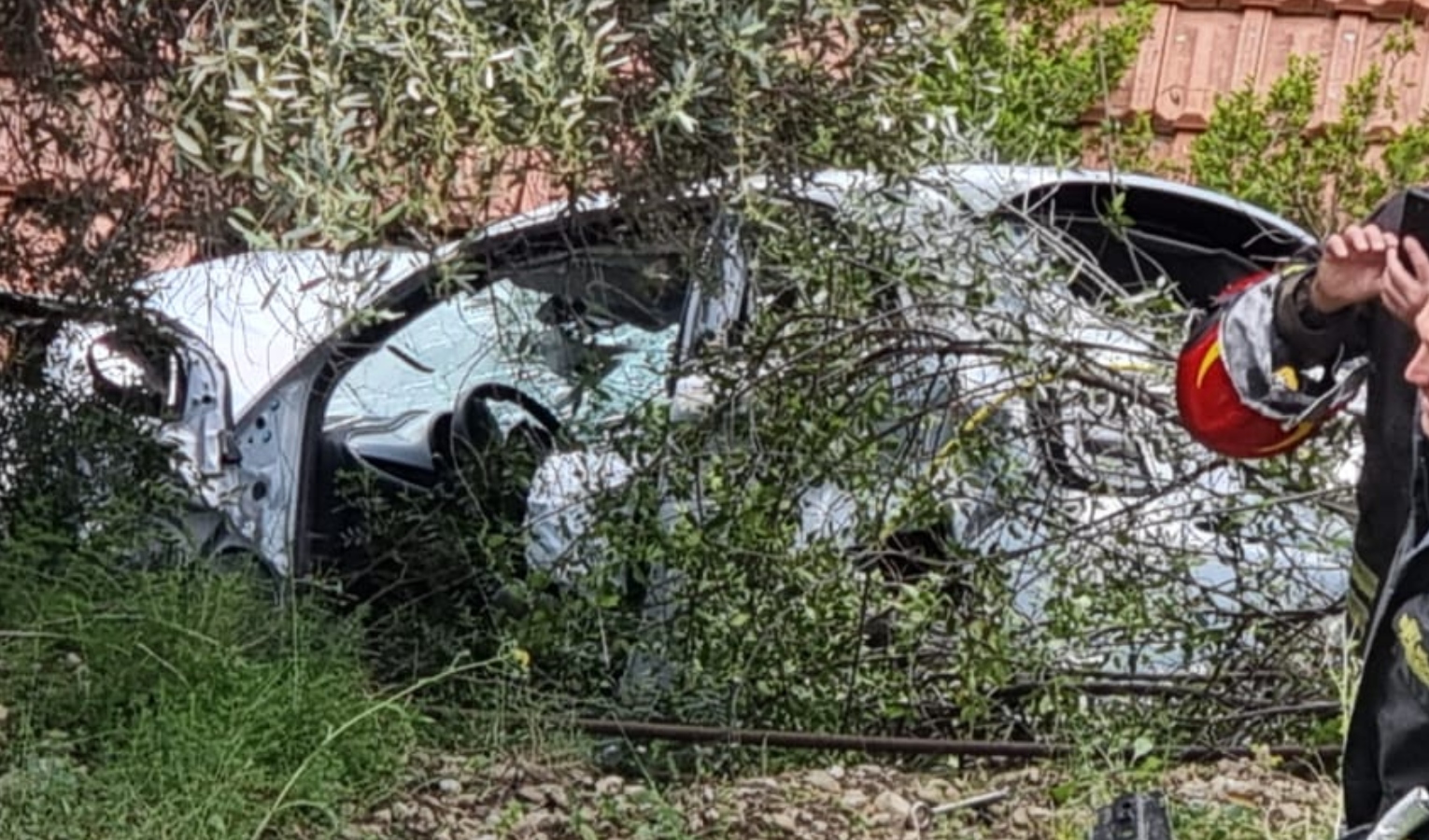 Auto precipita su un tetto: nessuno a bordo