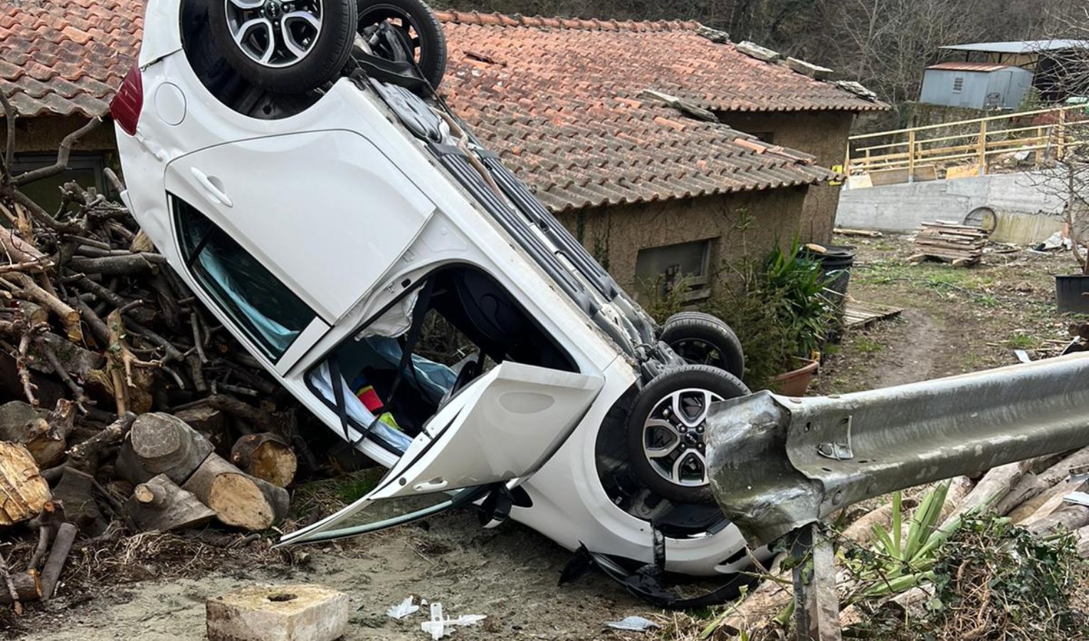 Auto va fuoristrada e si ribalta: a bordo due persone