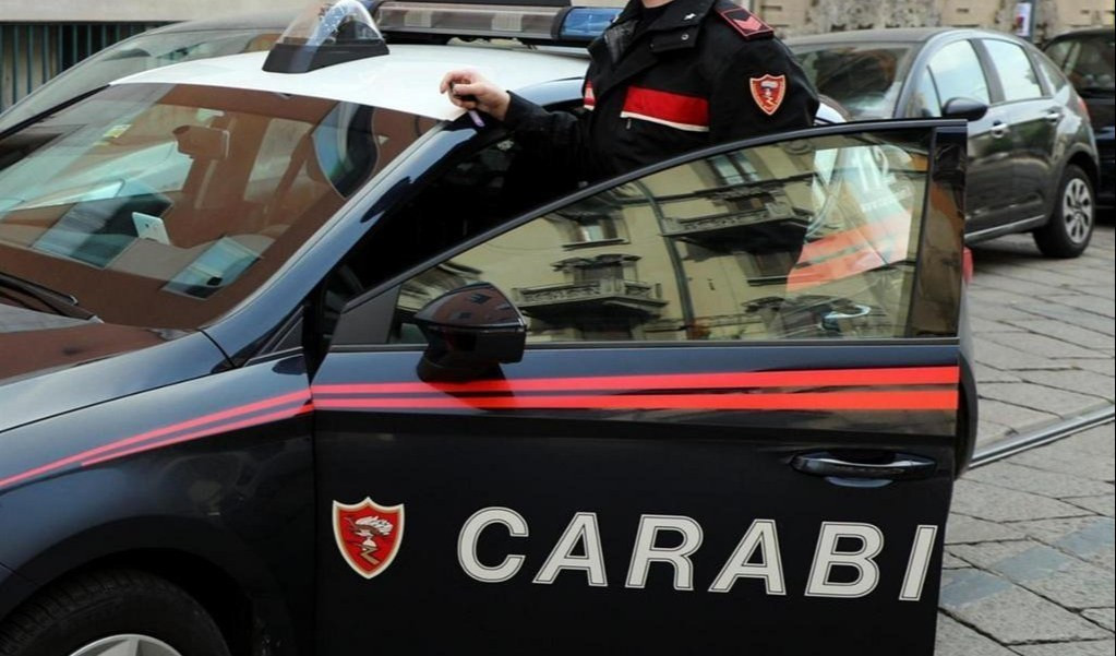 Campomorone, senza patente fa cadere due persone e scappa: denunciata