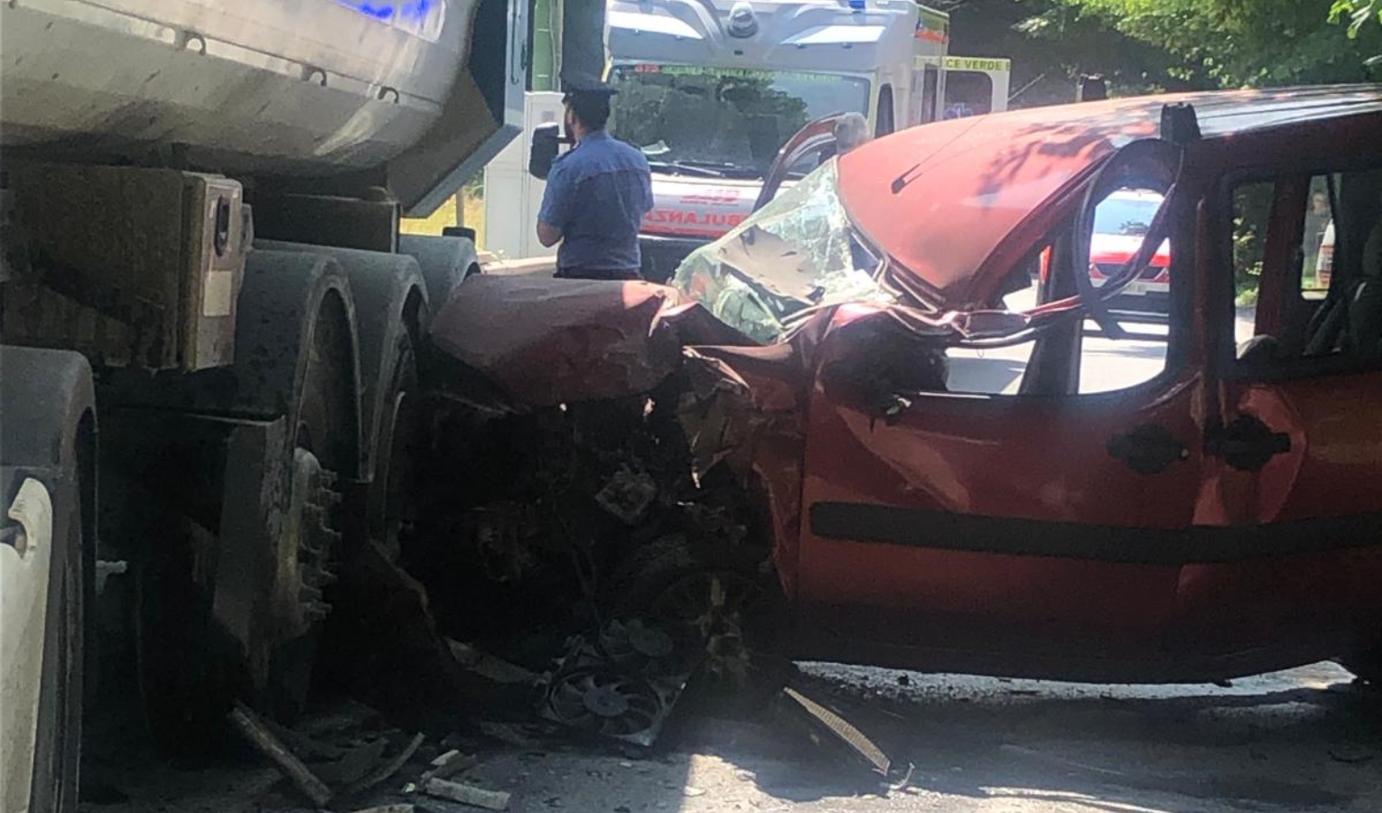 Tamponamento tra un'auto e un camion a Busalla, un ferito