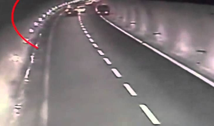 Contromano in auto per 2Km sull'A26, tragedia sfiorata