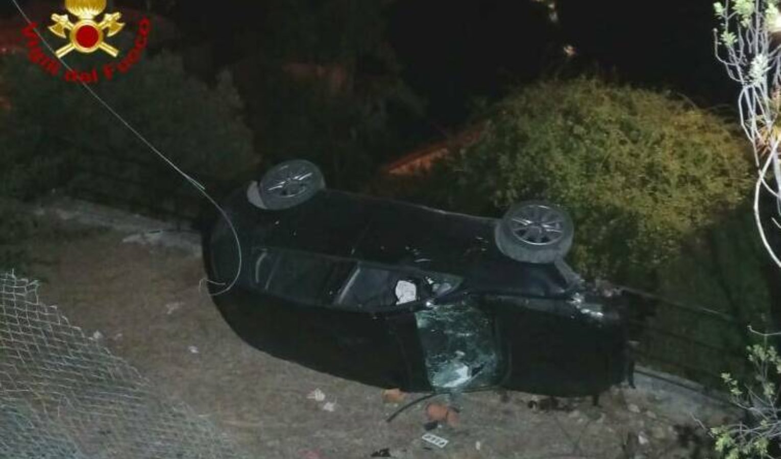 Auto fuori strada, volo in una fascia per due giovani