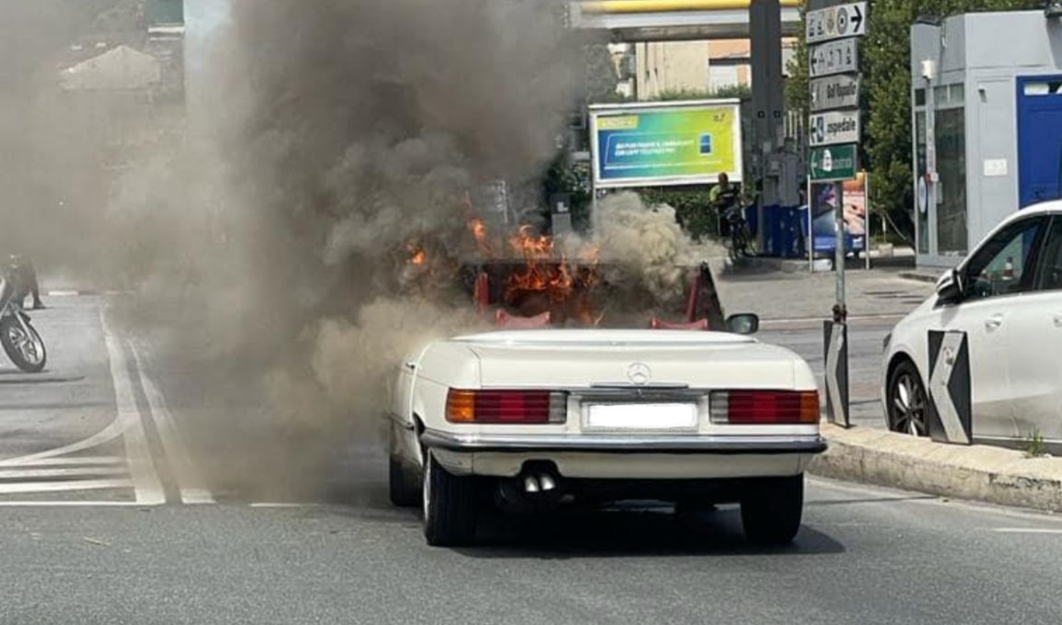 Rapallo, auto d'epoca prende fuoco: motore e interni distrutti