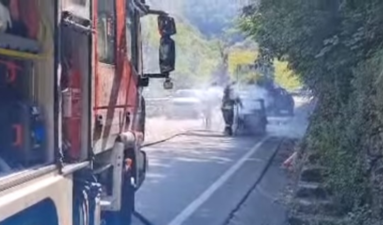 Bargagli, auto prende fuoco in mezzo alla strada - il video