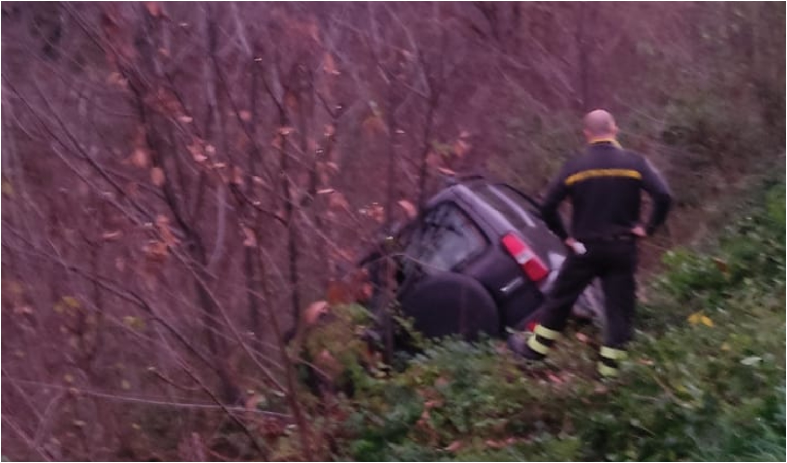 Ceranesi: auto nella scarpata sul tracciato dell’ex guidovia