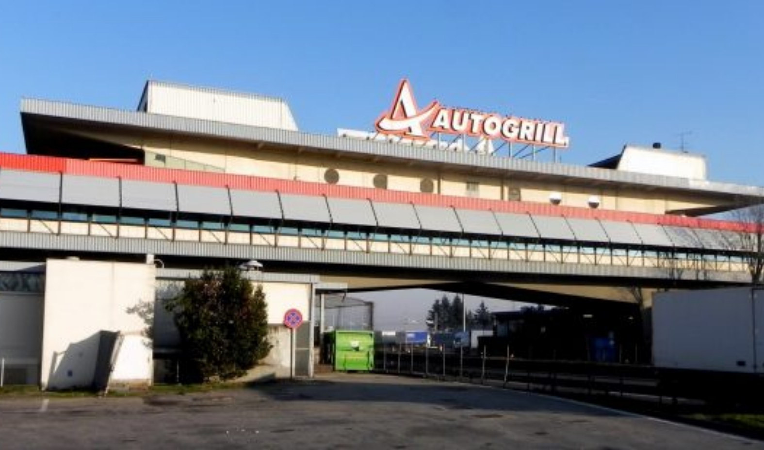 Autostrada A12, giallo in autogrill: trovato autista morto nel suo camion