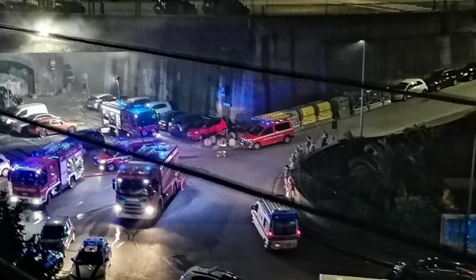 Genova, bruciano tre auto e un camper sotto al ponte di Sturla
