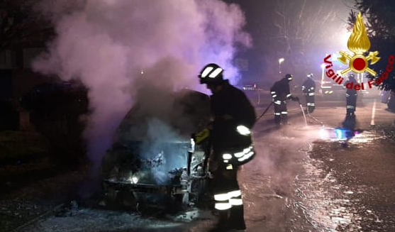  Sant'Olcese: auto in fiamme, la donna al volante si mette in salvo