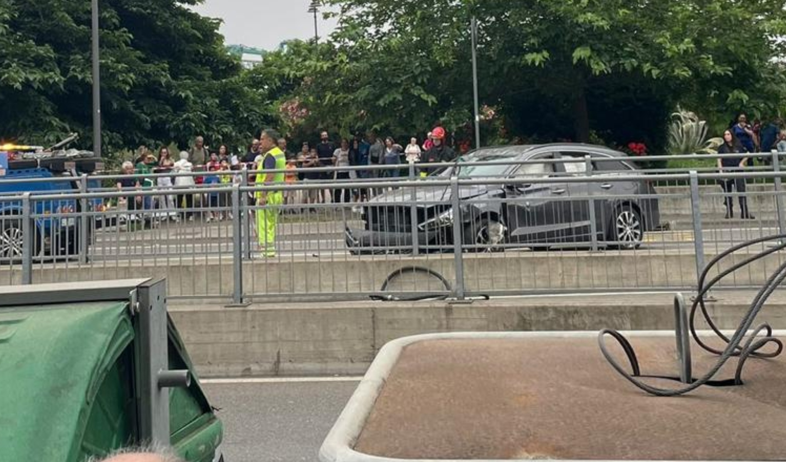 Genova, auto si cappotta in via Pra': tre feriti all'ospedale
