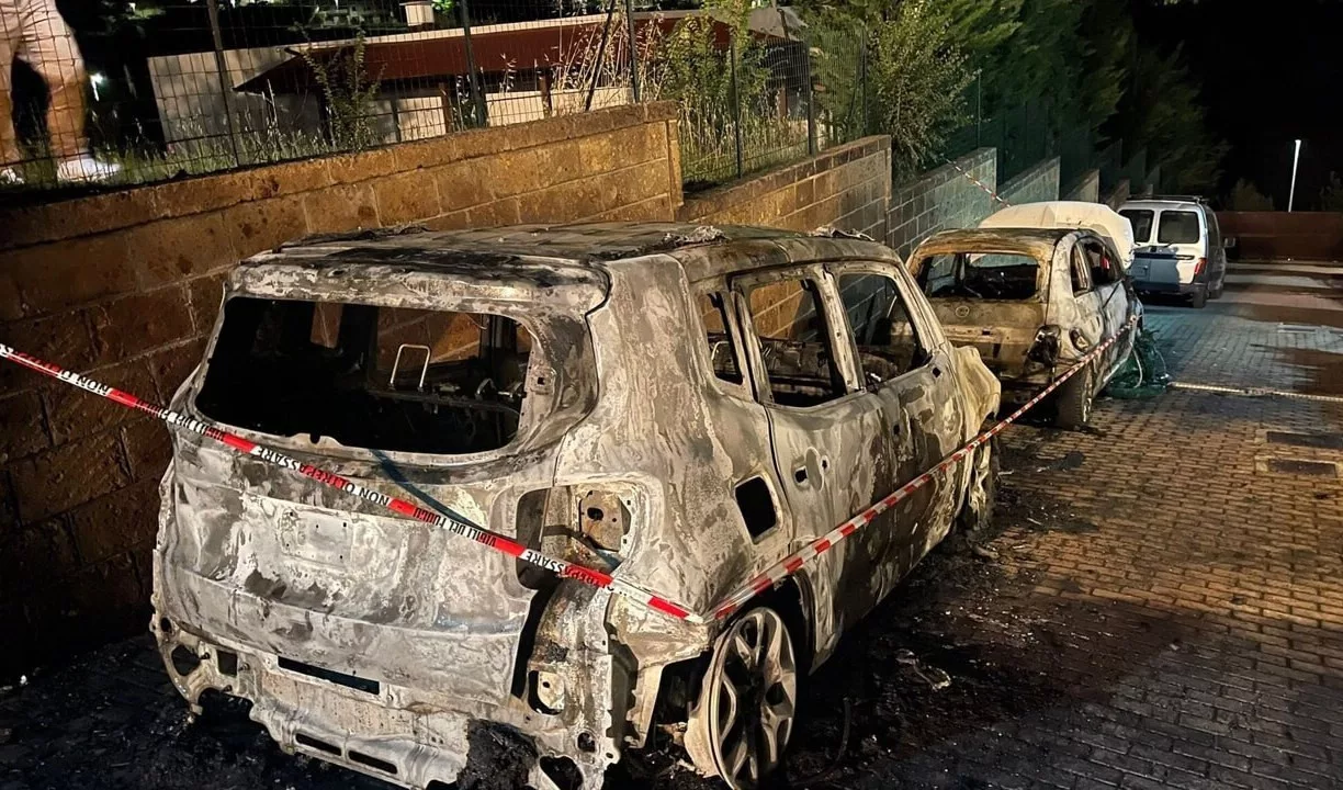 Genova, incendi dolosi ad Albaro: bruciano otto auto