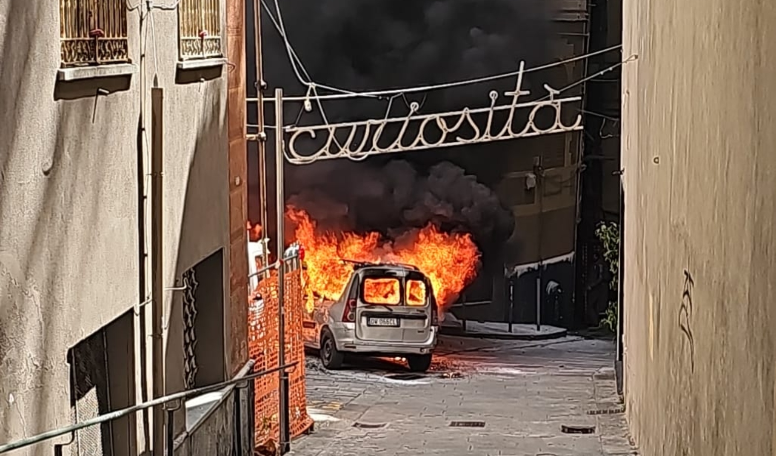 Genova, corto circuito: due auto distrutte dalle fiamme nei vicoli
