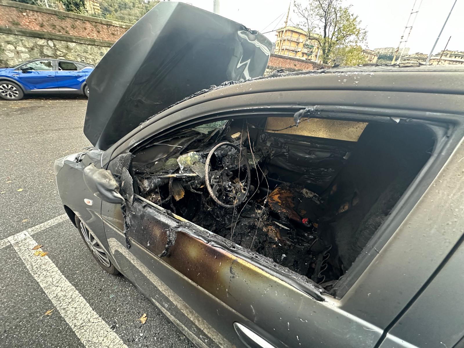 Una delle sette vetture danneggiate dai vandali ladri Piromani ladri in azione a Bolzaneto dove sono state prese di mira sette auto posteggiate
