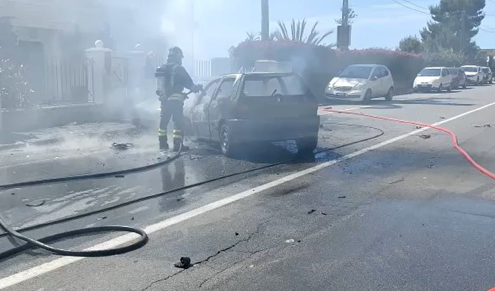 Genova, auto in fiamme in via Carrara