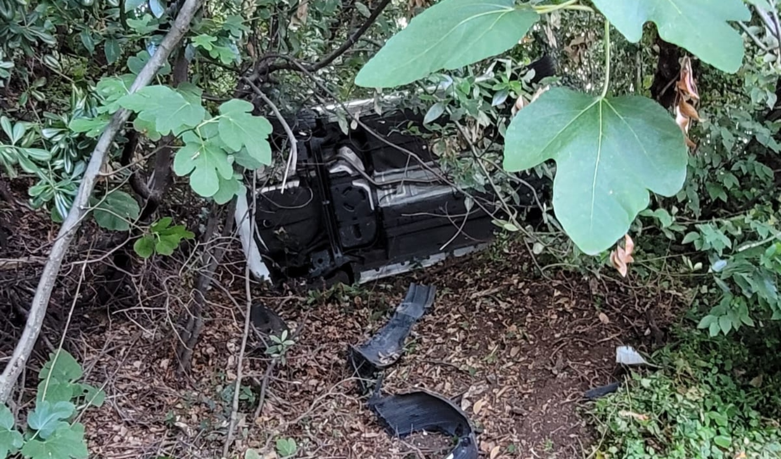 Pineta di Arenzano, fuori strada con l'auto finisce in una scarpata 