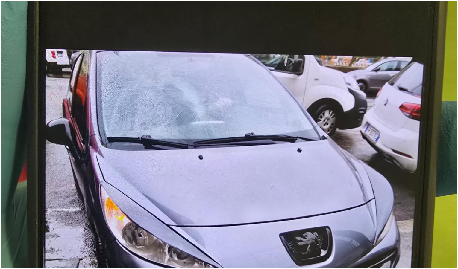 Passo carrabile bloccato, proprietario prende a pugni parabrezza e automobilista lo investe