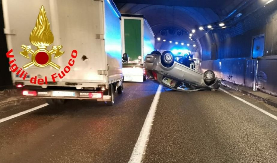 A10, auto ribaltata nella galleria Coronata: tre feriti lievi